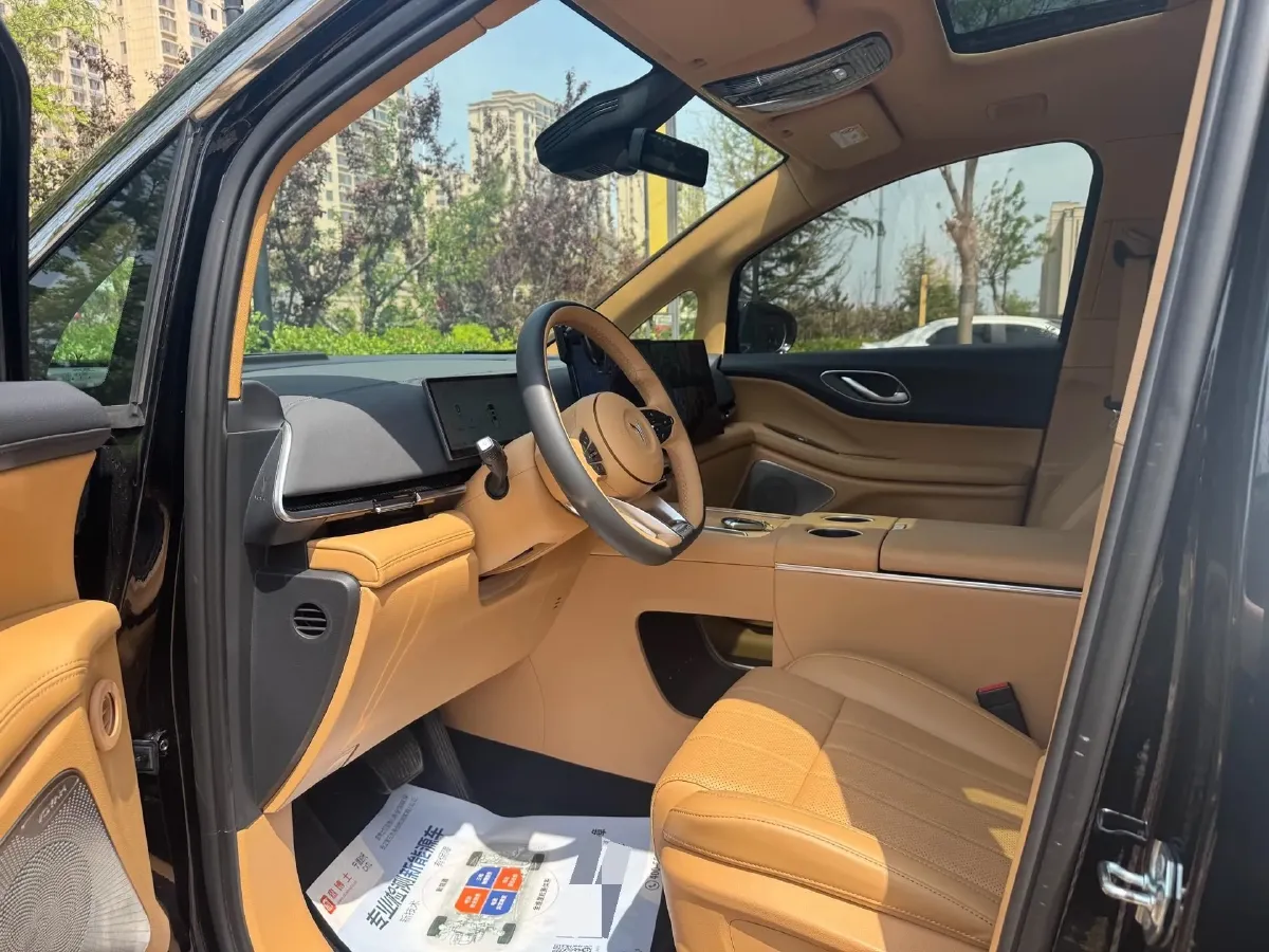 2025 Voyah Dream 1.5T 150HP L4 PHEV 41.7KWH,autocango,china used car exporter,china ev exporter,chinese used car exporter,chinese used ev exporter