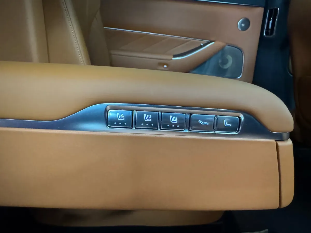 2025 AITO AITO M8 REEV 160HP REEV 53.4KWH,autocango,china used car exporter,china ev exporter,chinese used car exporter,chinese used ev exporter