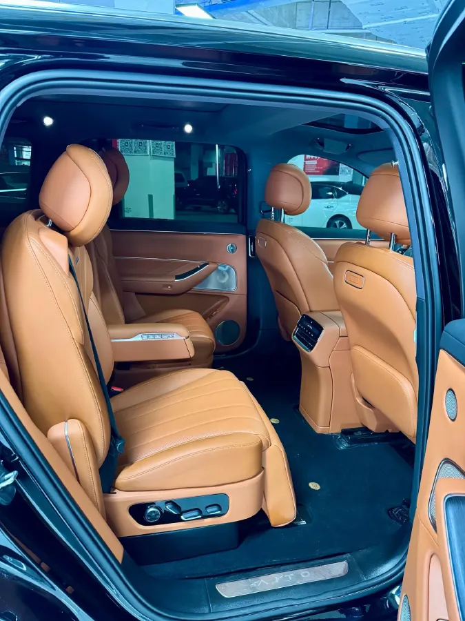 2025 AITO AITO M8 REEV 160HP REEV 53.4KWH,autocango,china used car exporter,china ev exporter,chinese used car exporter,chinese used ev exporter