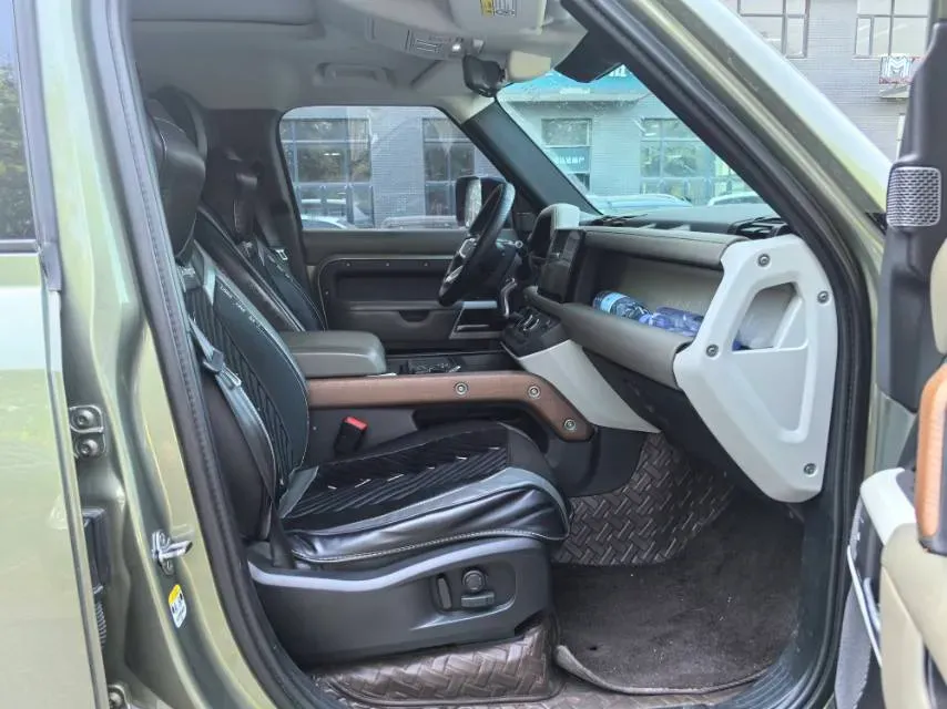 2022 Land Rover Defender 3.0T 400HP L6 8AT,autocango,china used car exporter,china ev exporter,chinese used car exporter,chinese used ev exporter