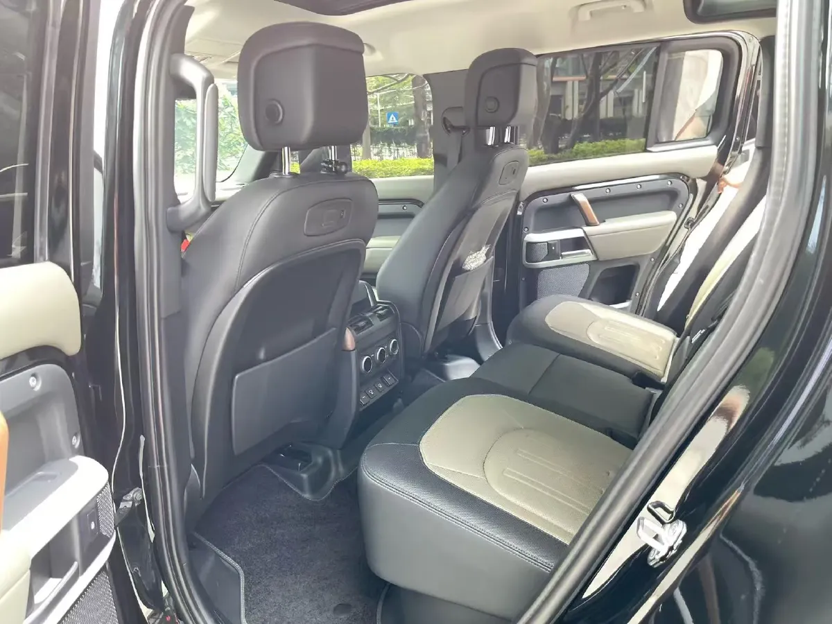 2022 Land Rover Defender 3.0T 400HP L6 8AT,autocango,china used car exporter,china ev exporter,chinese used car exporter,chinese used ev exporter