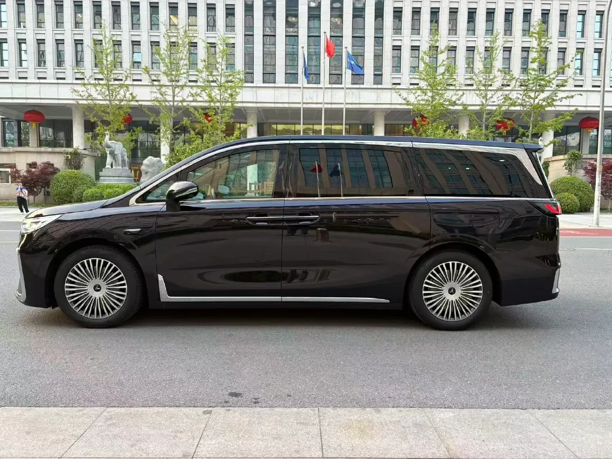 2025 Voyah Dream 1.5T 150HP L4 PHEV 41.7KWH,autocango,china used car exporter,china ev exporter,chinese used car exporter,chinese used ev exporter