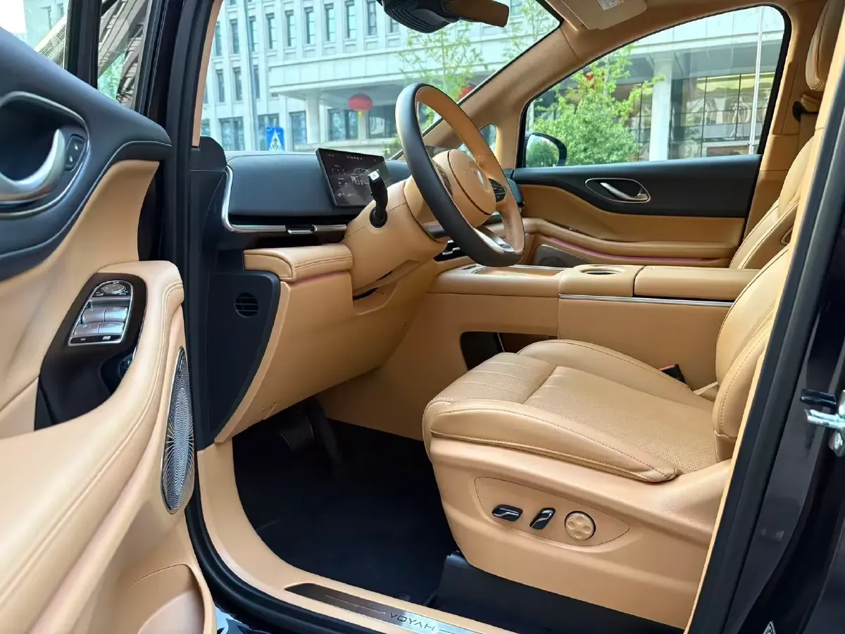 2025 Voyah Dream 1.5T 150HP L4 PHEV 41.7KWH,autocango,china used car exporter,china ev exporter,chinese used car exporter,chinese used ev exporter