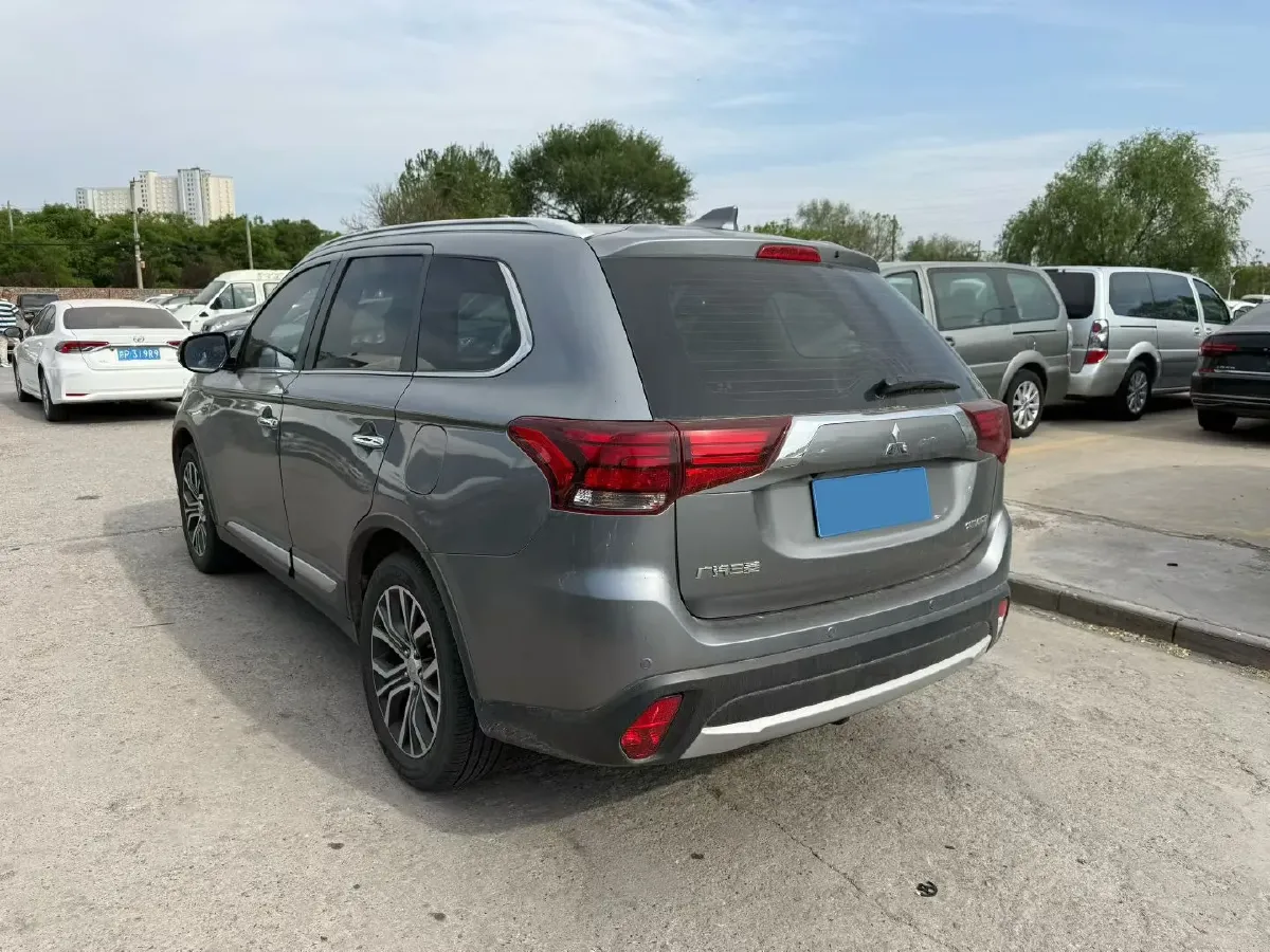 2018 Mitsubishi Outlander 2.4L 192HP L4 CVT,autocango,china used car exporter,china ev exporter,chinese used car exporter,chinese used ev exporter
