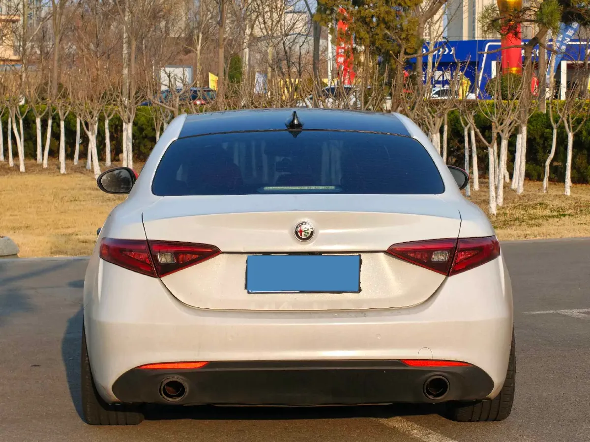 2019 Alfa Romeo Giulia 2.0T 280HP L4 8AT,autocango,china used car exporter,china ev exporter,chinese used car exporter,chinese used ev exporter