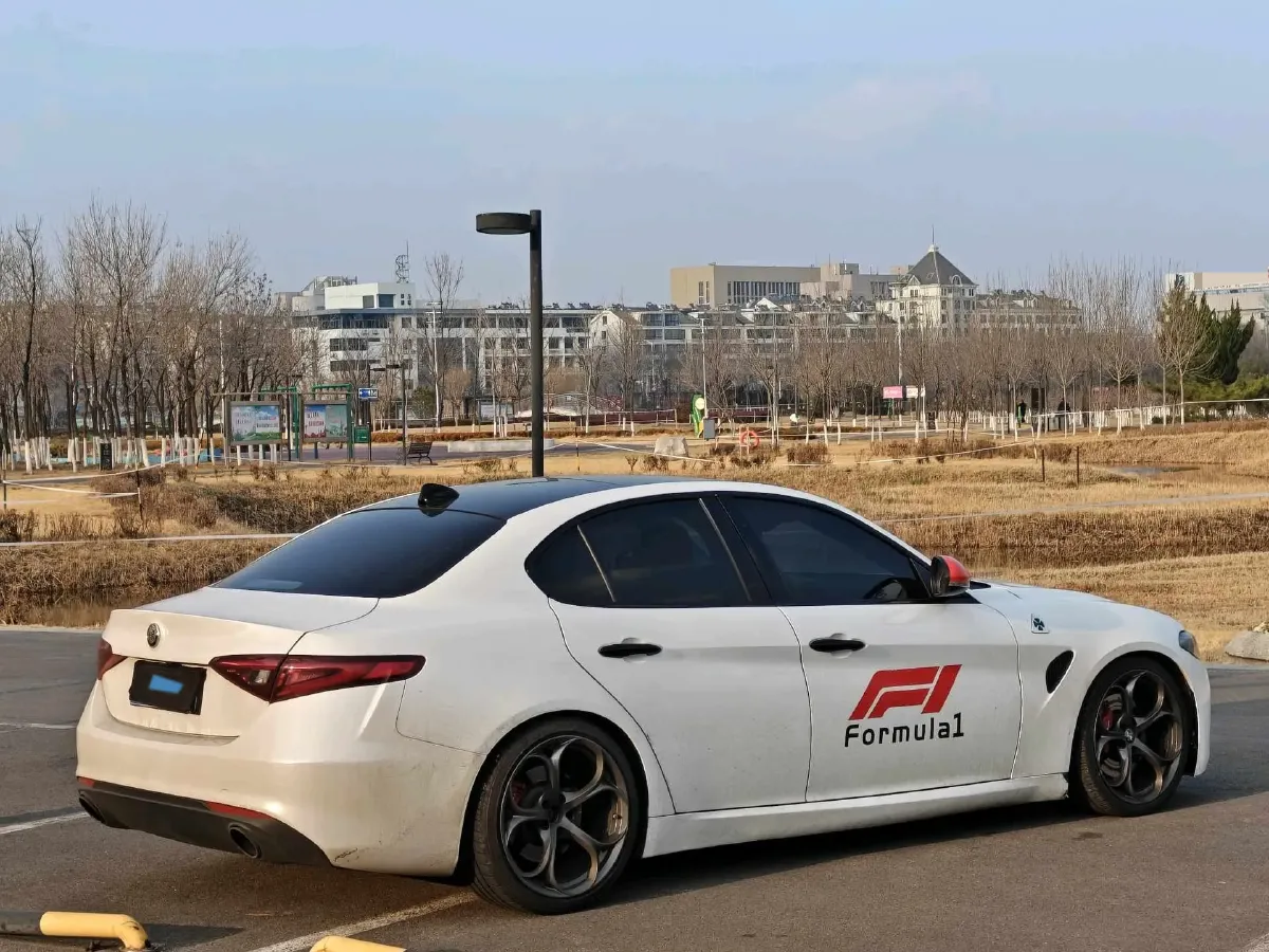 2019 Alfa Romeo Giulia 2.0T 280HP L4 8AT,autocango,china used car exporter,china ev exporter,chinese used car exporter,chinese used ev exporter