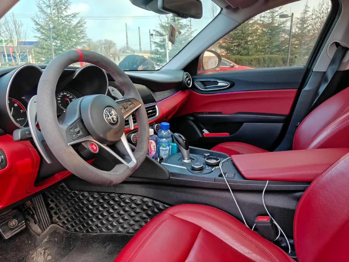 2019 Alfa Romeo Giulia 2.0T 280HP L4 8AT,autocango,china used car exporter,china ev exporter,chinese used car exporter,chinese used ev exporter