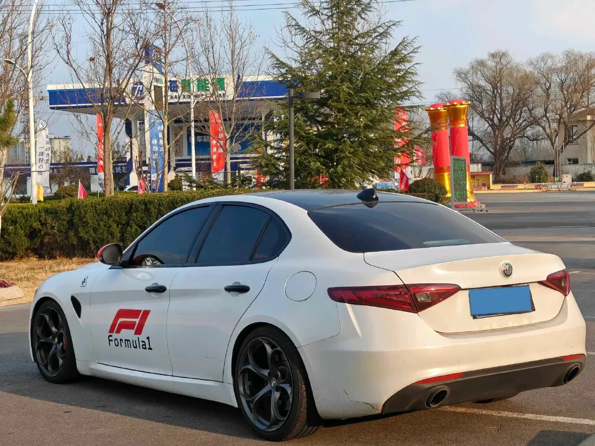 2019 Alfa Romeo Giulia 2.0T 280HP L4 8AT,autocango,china used car exporter,china ev exporter,chinese used car exporter,chinese used ev exporter