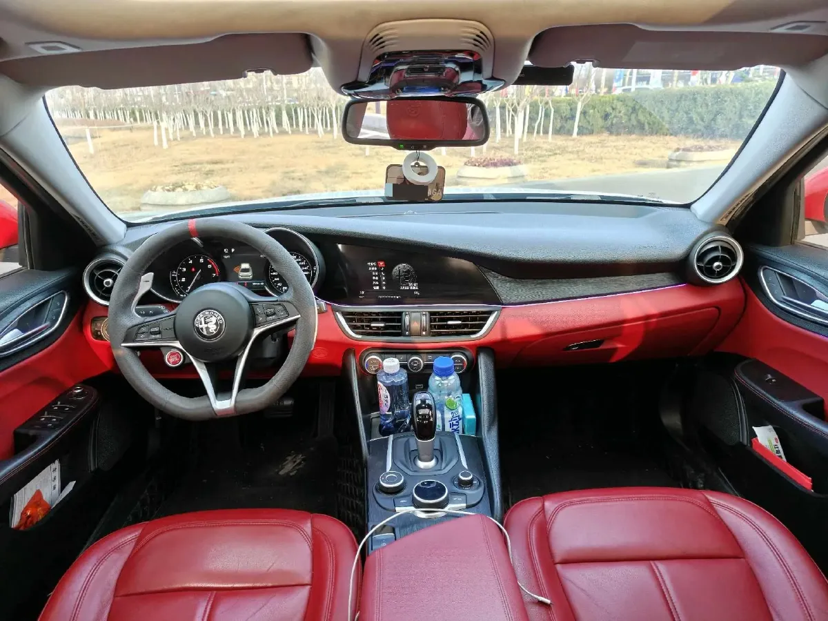 2019 Alfa Romeo Giulia 2.0T 280HP L4 8AT,autocango,china used car exporter,china ev exporter,chinese used car exporter,chinese used ev exporter