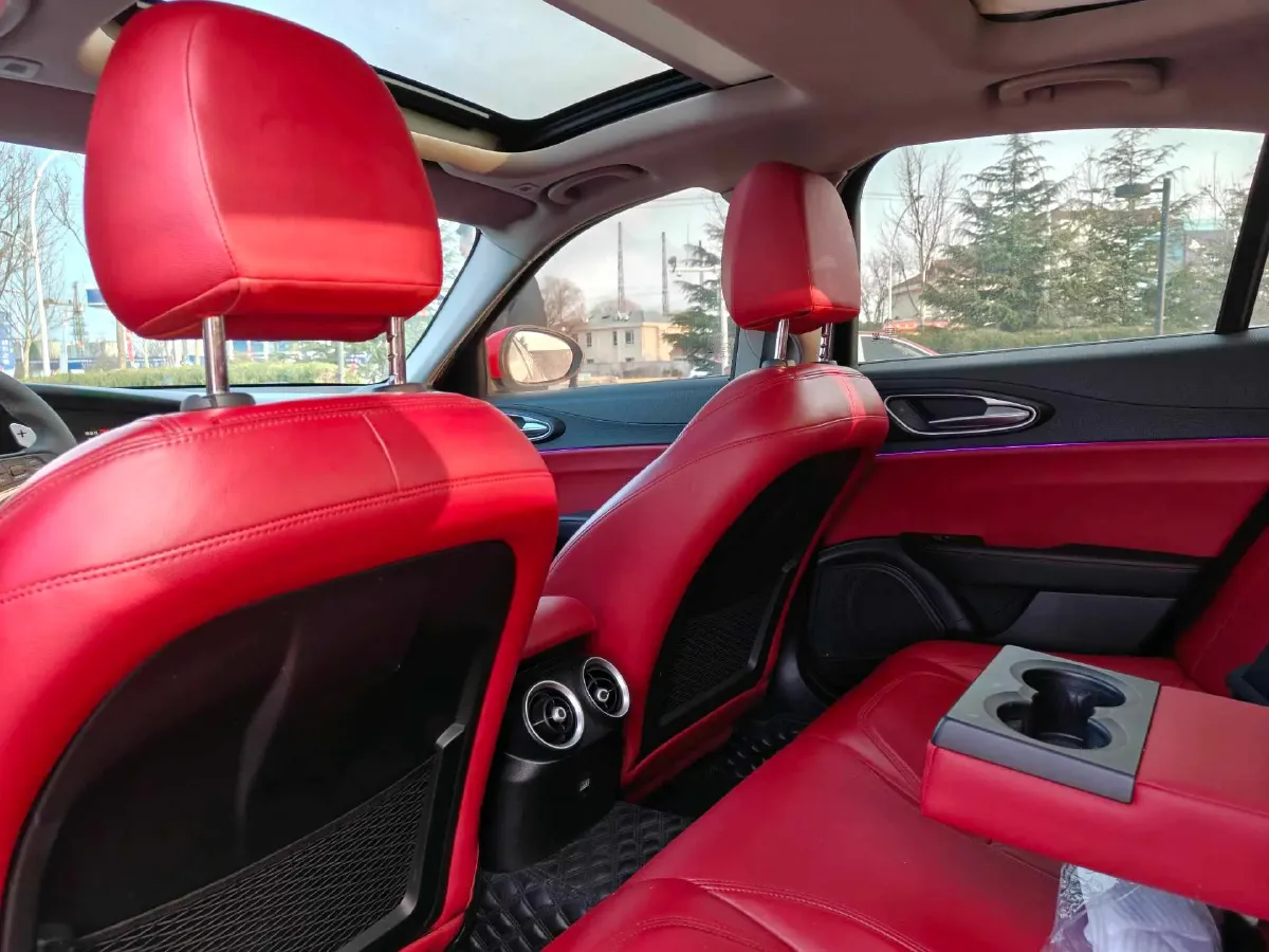 2019 Alfa Romeo Giulia 2.0T 280HP L4 8AT,autocango,china used car exporter,china ev exporter,chinese used car exporter,chinese used ev exporter