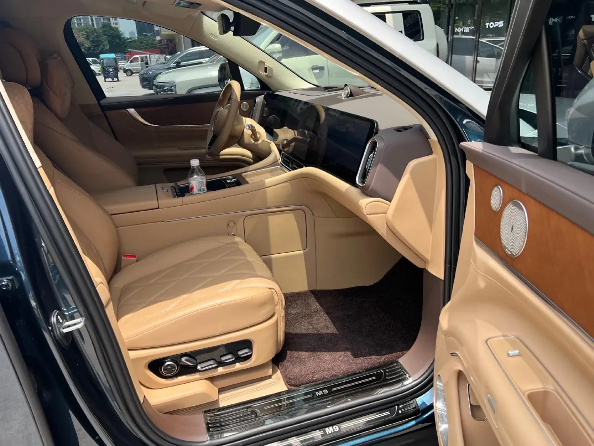 2025 AITO AITO M9 REEV 160HP REEV 52KWH,autocango,china used car exporter,china ev exporter,chinese used car exporter,chinese used ev exporter