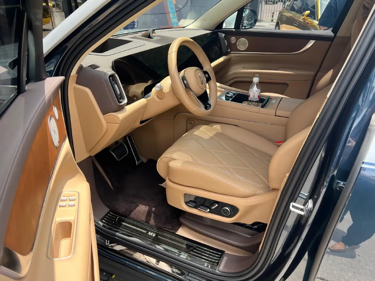 2025 AITO AITO M9 REEV 160HP REEV 52KWH,autocango,china used car exporter,china ev exporter,chinese used car exporter,chinese used ev exporter