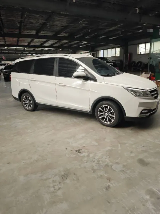 2019 BaoJun 730 1.5L 105HP L4 6MT,autocango,china used car exporter,china ev exporter,chinese used car exporter,chinese used ev exporter