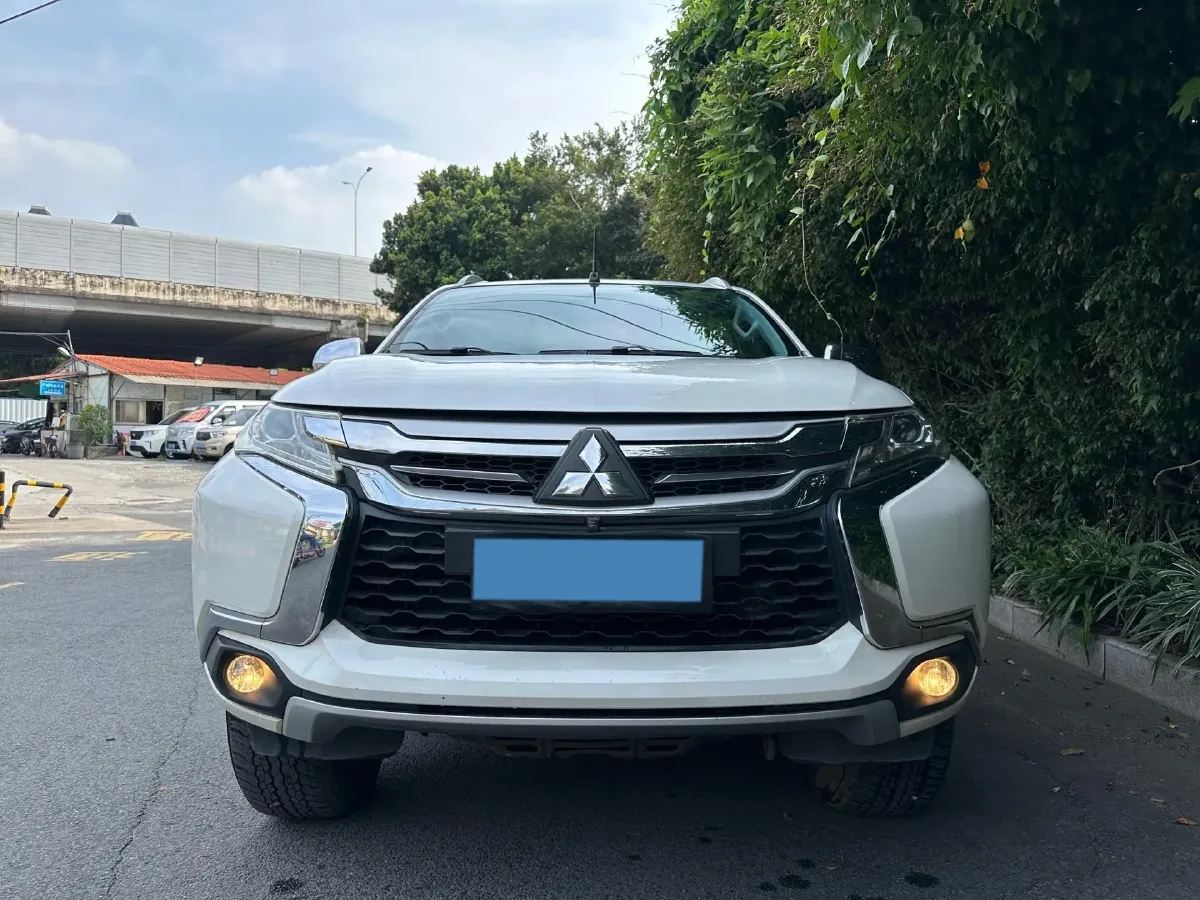 2019 Mitsubishi Pajero 3.0L 209HP V6 8AT,autocango,china used car exporter,china ev exporter,chinese used car exporter,chinese used ev exporter