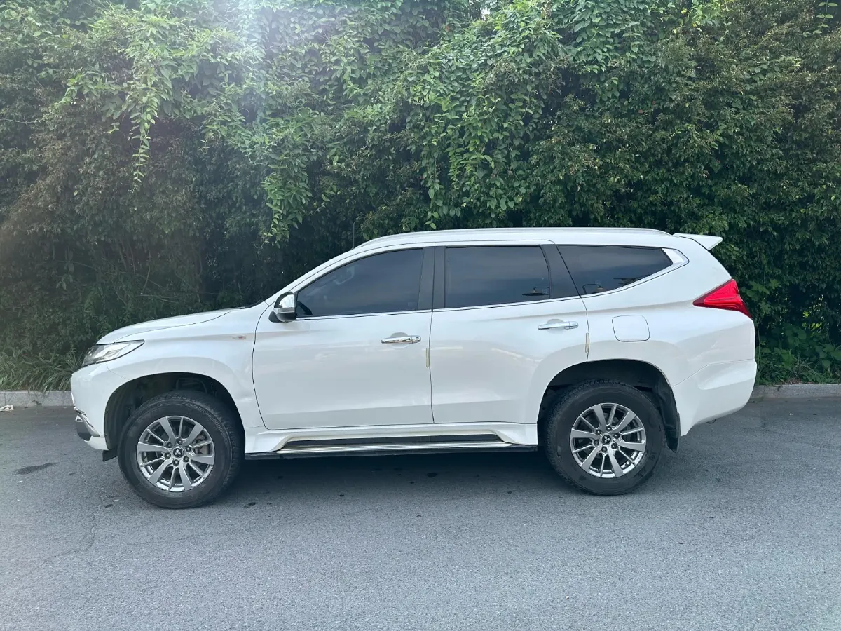 2019 Mitsubishi Pajero 3.0L 209HP V6 8AT,autocango,china used car exporter,china ev exporter,chinese used car exporter,chinese used ev exporter