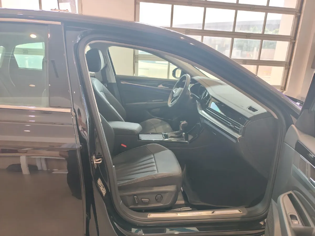 2025 Volkswagen Passat 2.0T 220HP L4 7DCT,autocango,china used car exporter,china ev exporter,chinese used car exporter,chinese used ev exporter