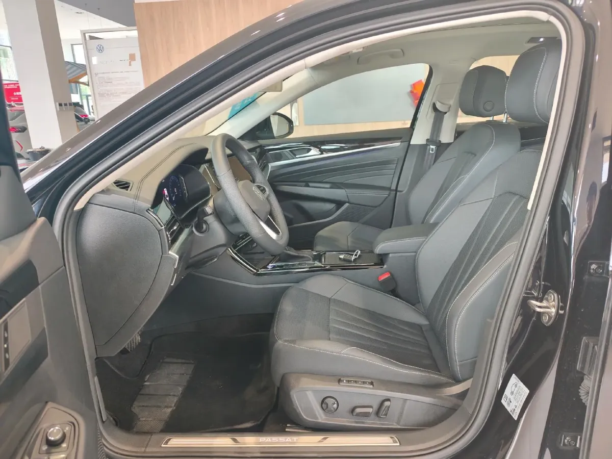 2025 Volkswagen Passat 2.0T 220HP L4 7DCT,autocango,china used car exporter,china ev exporter,chinese used car exporter,chinese used ev exporter