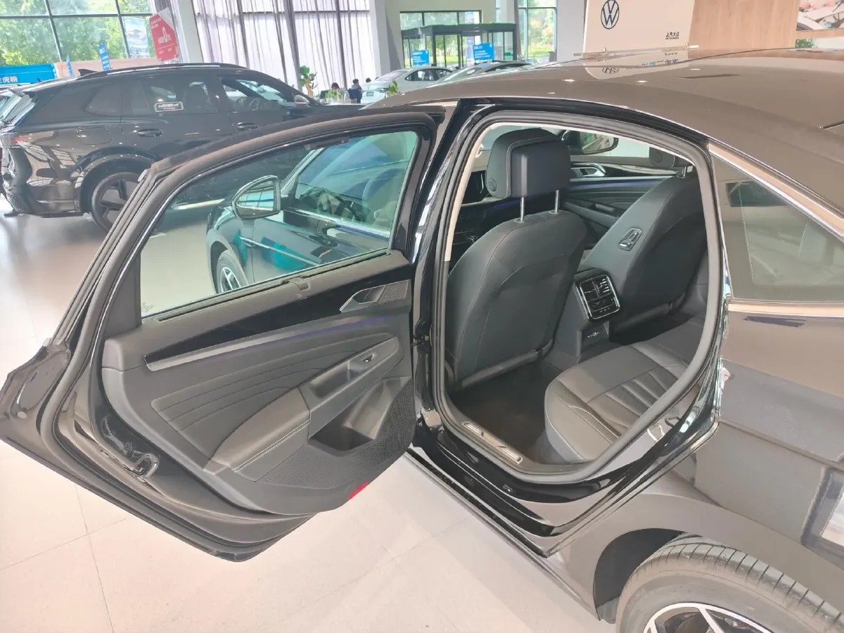 2025 Volkswagen Passat 2.0T 220HP L4 7DCT,autocango,china used car exporter,china ev exporter,chinese used car exporter,chinese used ev exporter