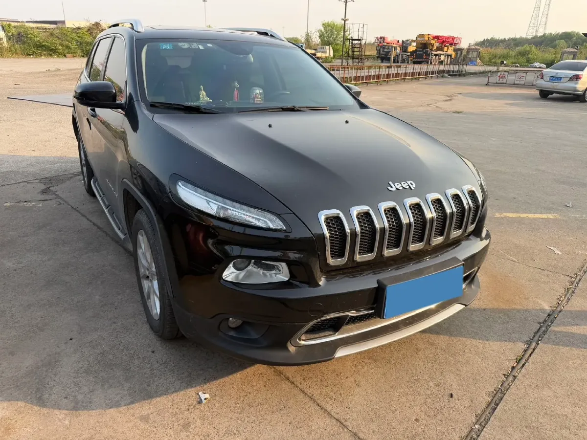 2019 Jeep Cherokee 2.0L 155HP L4 9AT,autocango,china used car exporter,china ev exporter,chinese used car exporter,chinese used ev exporter