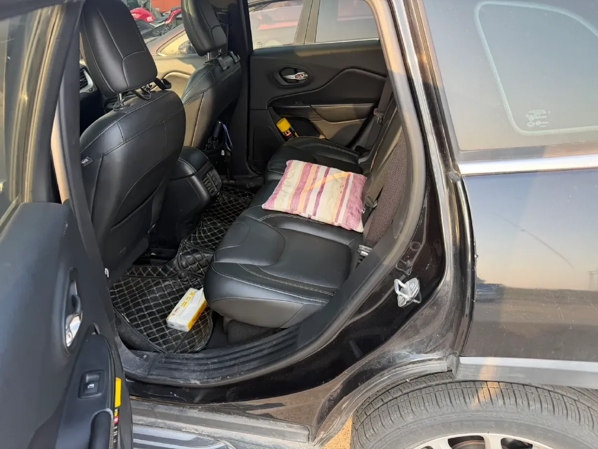 2019 Jeep Cherokee 2.0L 155HP L4 9AT,autocango,china used car exporter,china ev exporter,chinese used car exporter,chinese used ev exporter