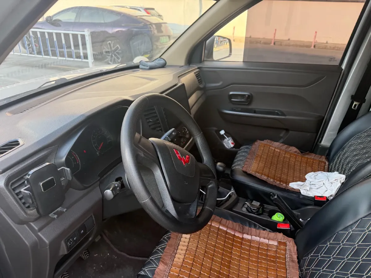 2022 WuLing HongGuang V 1.5L 99HP L4 6MT,autocango,china used car exporter,china ev exporter,chinese used car exporter,chinese used ev exporter