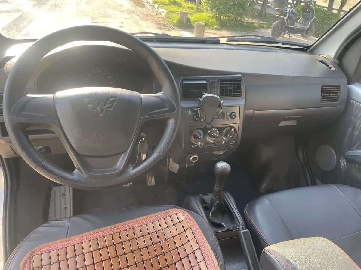 2021 WuLing RongGuang Mini Truck 1.5L 99HP L4 5MT,autocango,china used car exporter,china ev exporter,chinese used car exporter,chinese used ev exporter