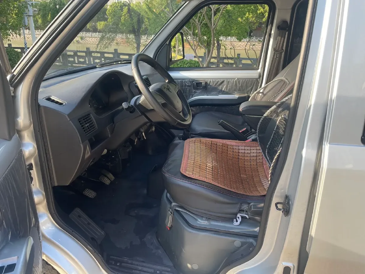 2021 WuLing RongGuang Mini Truck 1.5L 99HP L4 5MT,autocango,china used car exporter,china ev exporter,chinese used car exporter,chinese used ev exporter