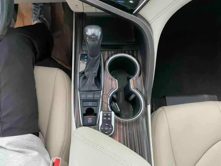 2019 Toyota Camry 2.5L 209HP L4 8AT,autocango,china used car exporter,china ev exporter,chinese used car exporter,chinese used ev exporter