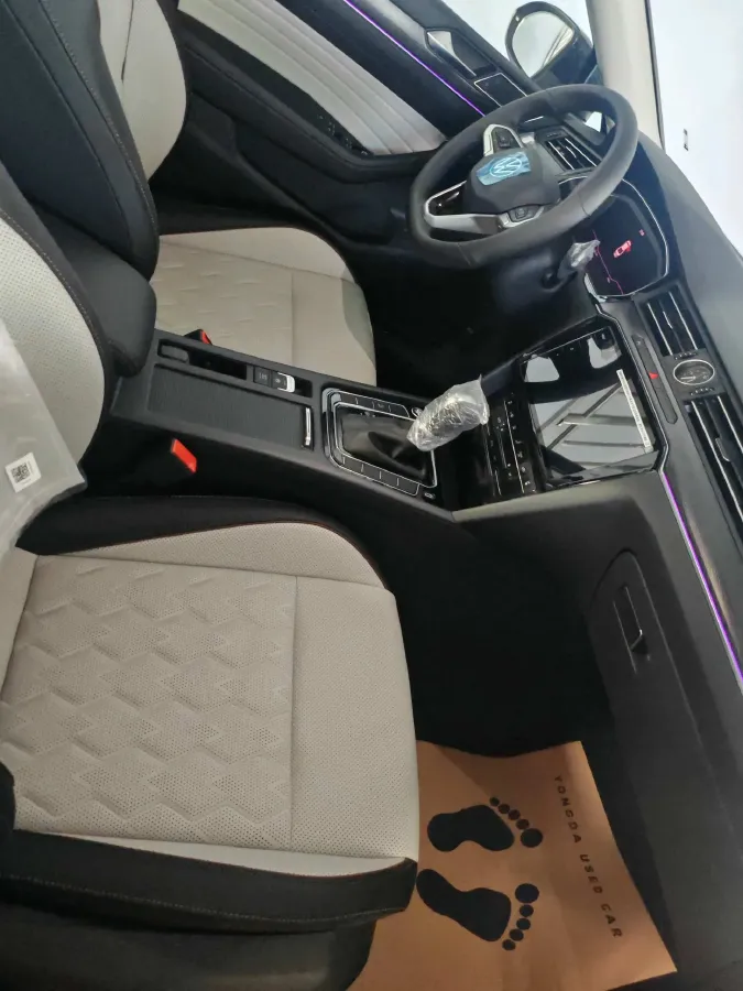 2025 Volkswagen Magotan 2.0T 186HP L4 7DCT,autocango,china used car exporter,china ev exporter,chinese used car exporter,chinese used ev exporter