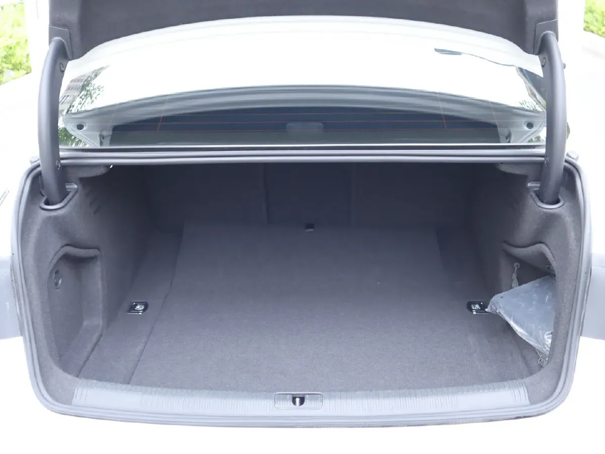 2023 Audi A4L 2.0T 190HP L4 7DCT,autocango,china used car exporter,china ev exporter,chinese used car exporter,chinese used ev exporter