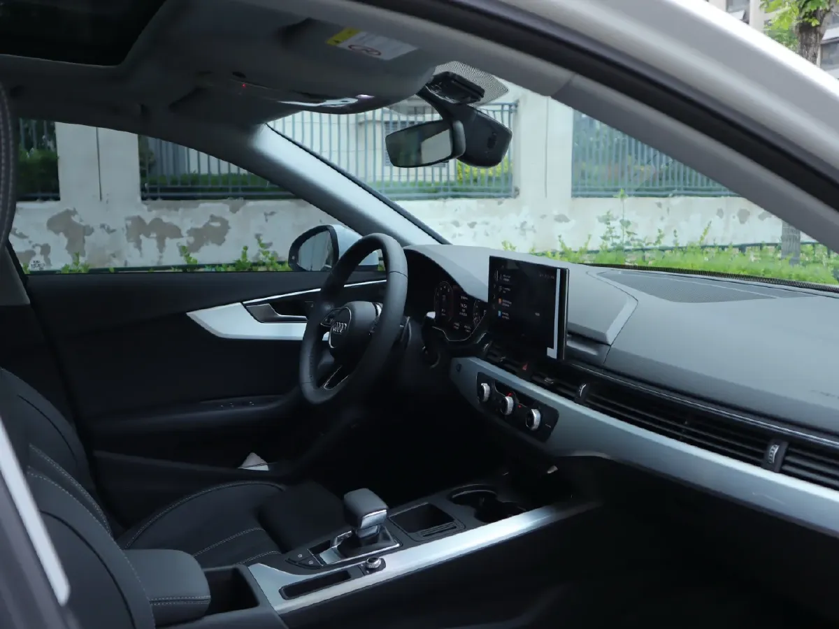 2023 Audi A4L 2.0T 190HP L4 7DCT,autocango,china used car exporter,china ev exporter,chinese used car exporter,chinese used ev exporter