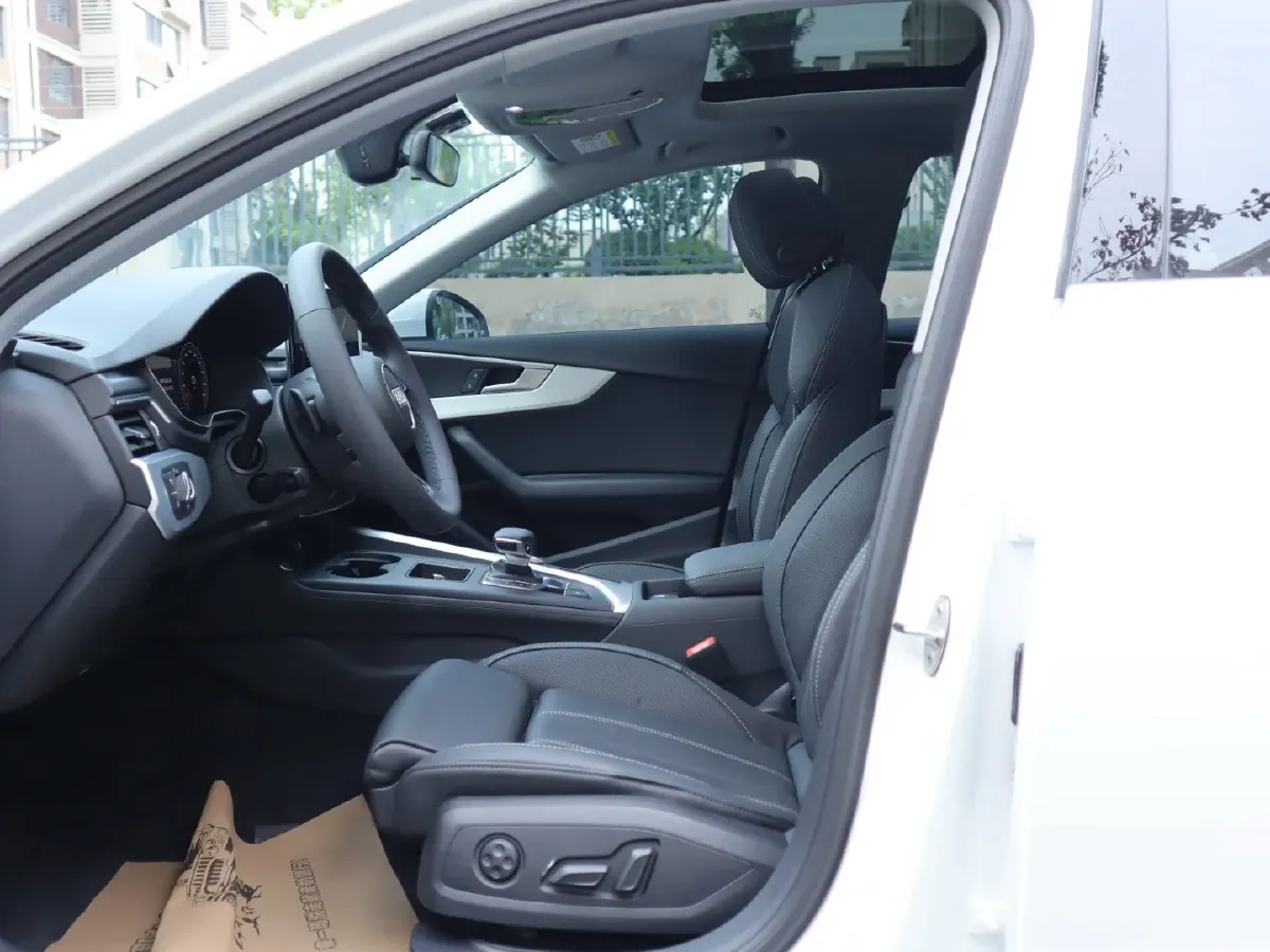 2023 Audi A4L 2.0T 190HP L4 7DCT,autocango,china used car exporter,china ev exporter,chinese used car exporter,chinese used ev exporter