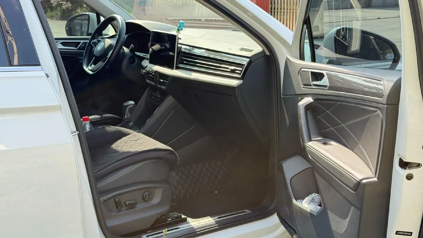 2023 Volkswagen Tiguan L 2.0T 186HP L4 7DCT,autocango,china used car exporter,china ev exporter,chinese used car exporter,chinese used ev exporter