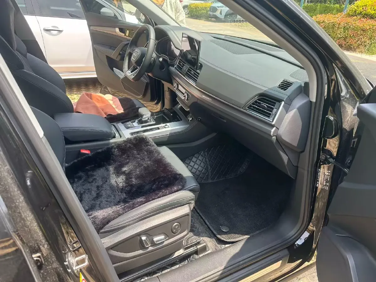 2026 Audi Q5L 2.0T 190HP L4 7DCT,autocango,china used car exporter,china ev exporter,chinese used car exporter,chinese used ev exporter