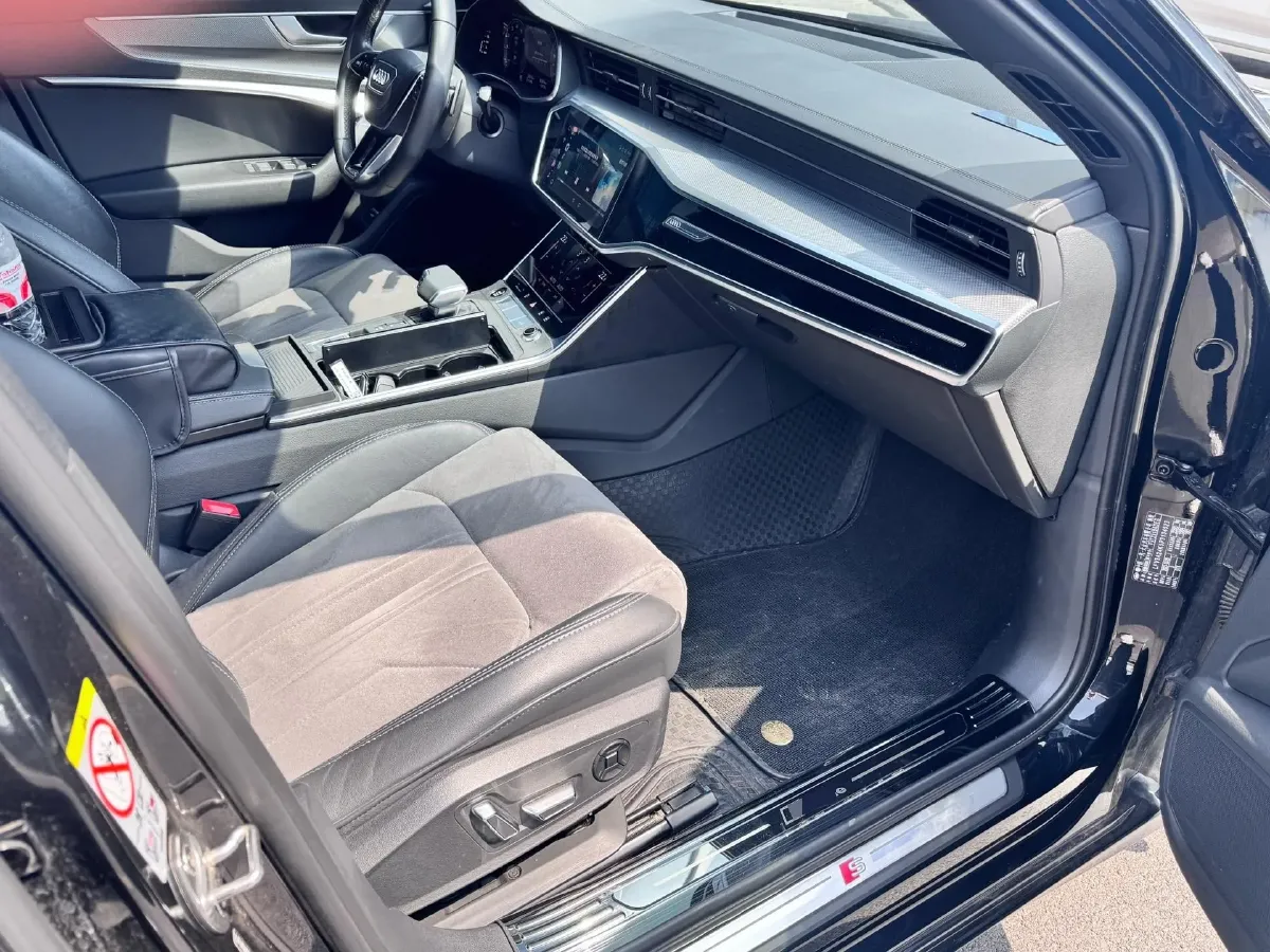 2024 Audi A6L 2.0T 245HP L4 7DCT,autocango,china used car exporter,china ev exporter,chinese used car exporter,chinese used ev exporter