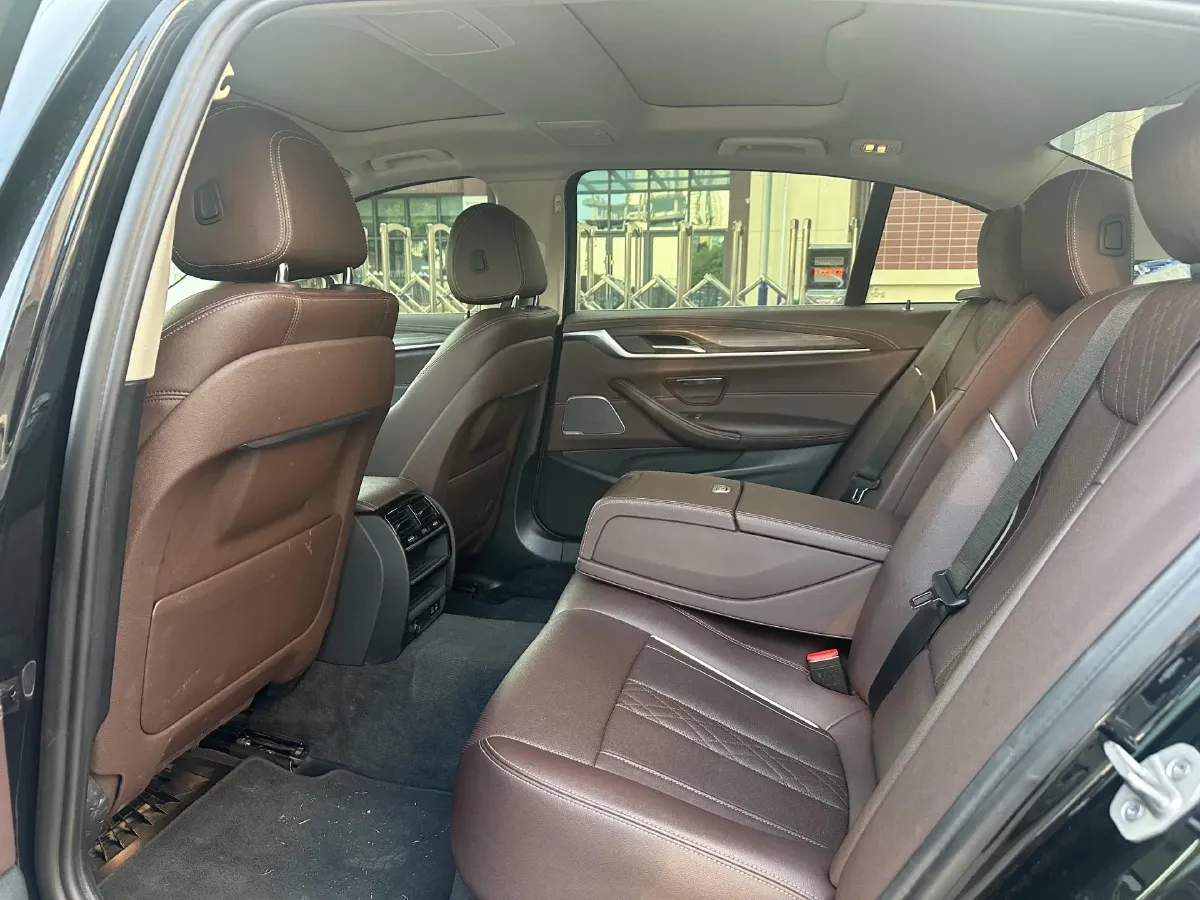 2022 BMW 5 Series 2.0T 252HP L4 8AT,autocango,china used car exporter,china ev exporter,chinese used car exporter,chinese used ev exporter