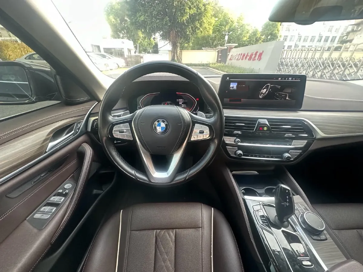 2022 BMW 5 Series 2.0T 252HP L4 8AT,autocango,china used car exporter,china ev exporter,chinese used car exporter,chinese used ev exporter