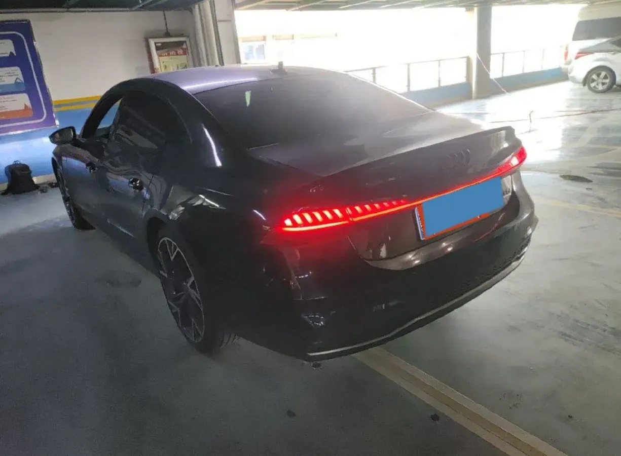 2022 Audi A7L 2.0T 245HP L4 7DCT,autocango,china used car exporter,china ev exporter,chinese used car exporter,chinese used ev exporter
