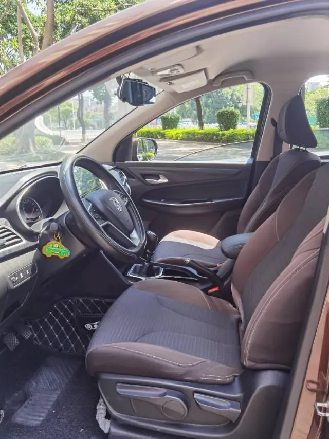 2019 BaoJun 730 1.5T 147HP L4 6MT,autocango,china used car exporter,china ev exporter,chinese used car exporter,chinese used ev exporter