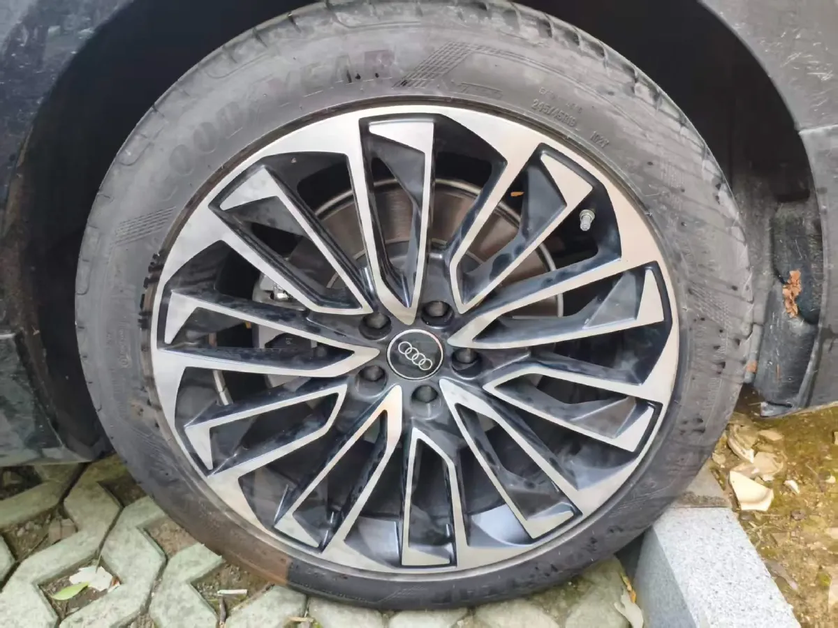 2024 Audi A7L 2.0T 245HP L4 7DCT,autocango,china used car exporter,china ev exporter,chinese used car exporter,chinese used ev exporter