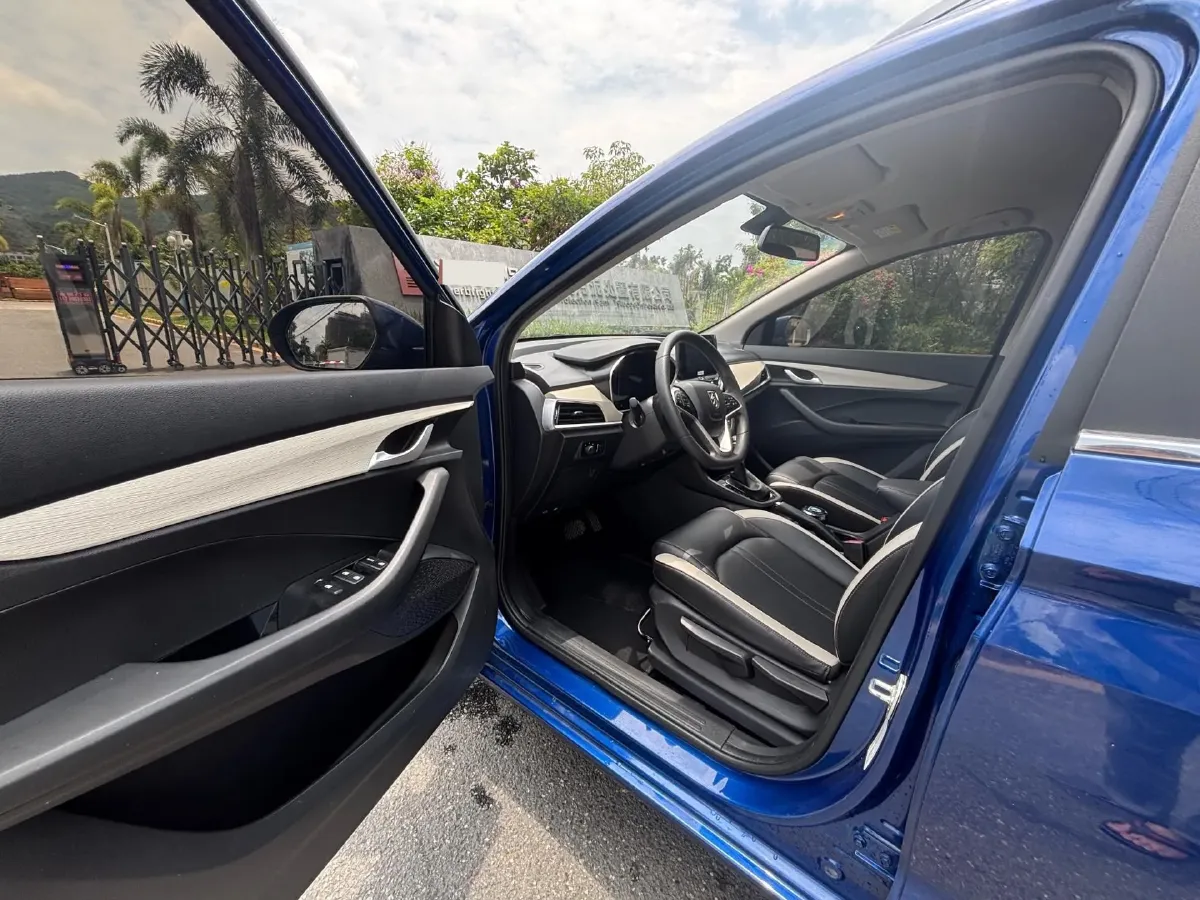 2019 BaoJun 360 1.5L 105HP L4 6MT,autocango,china used car exporter,china ev exporter,chinese used car exporter,chinese used ev exporter