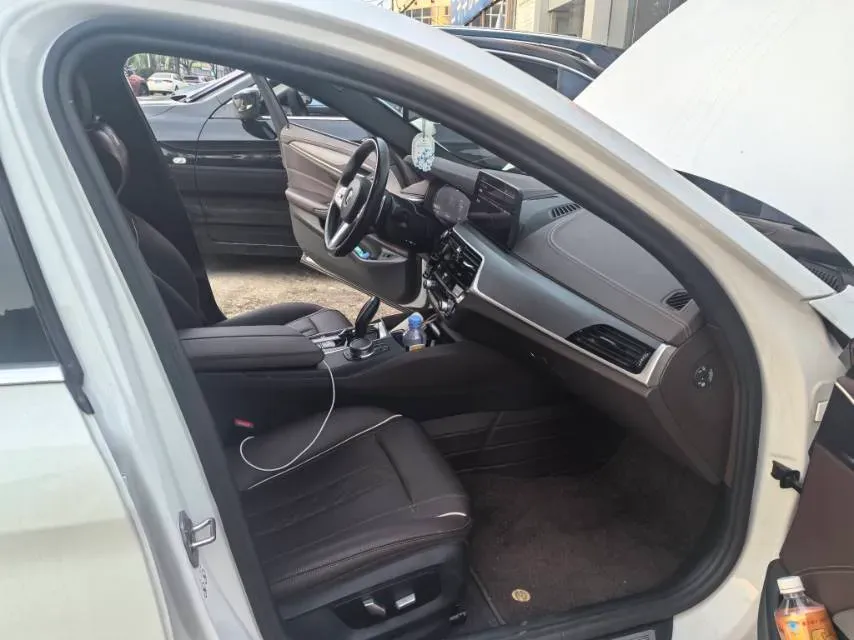 2022 BMW 5 Series 2.0T 252HP L4 8AT,autocango,china used car exporter,china ev exporter,chinese used car exporter,chinese used ev exporter