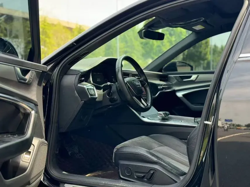 2022 Audi A6L 2.0T 190HP L4 7DCT,autocango,china used car exporter,china ev exporter,chinese used car exporter,chinese used ev exporter