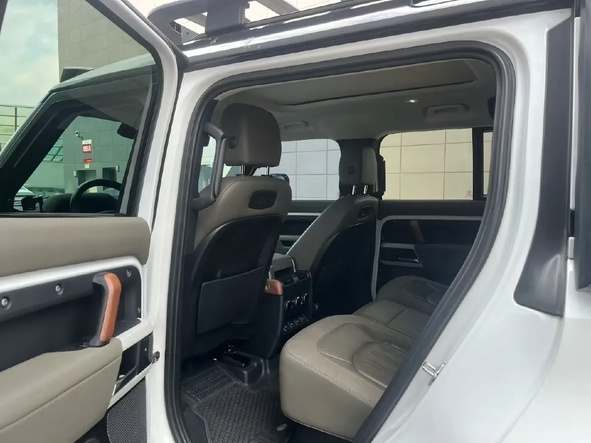 2020 Land Rover Defender 3.0T 400HP L6 8AT,autocango,china used car exporter,china ev exporter,chinese used car exporter,chinese used ev exporter