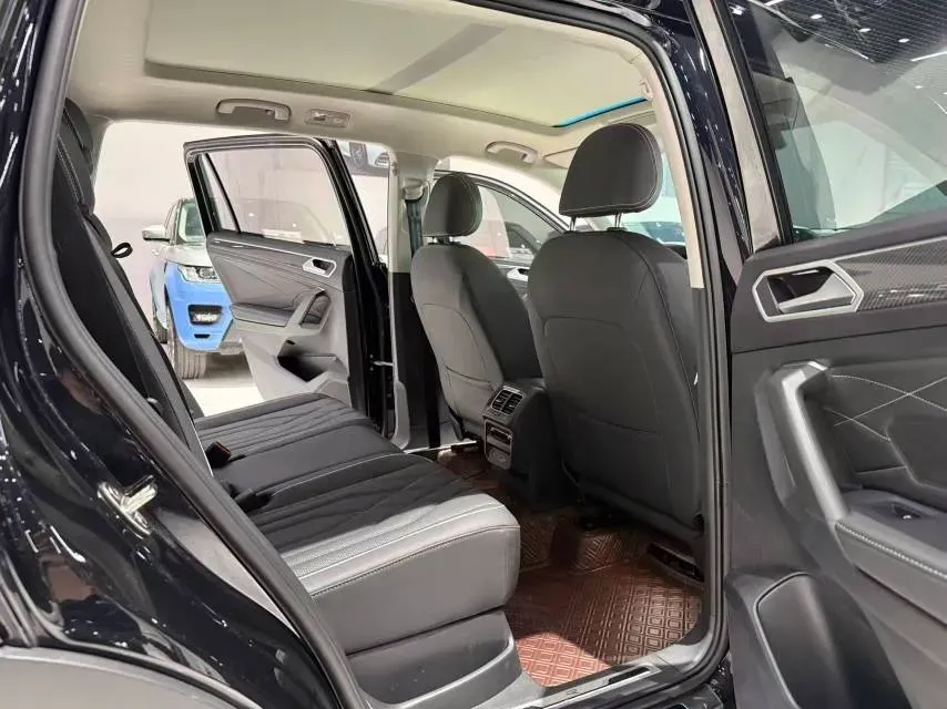 2023 Volkswagen Tiguan L 2.0T 186HP L4 7DCT,autocango,china used car exporter,china ev exporter,chinese used car exporter,chinese used ev exporter