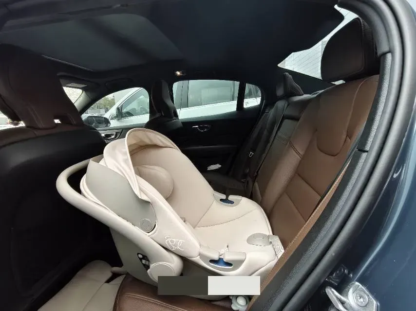 2021 Volvo S60 2.0T 190HP L4 8AT,autocango,china used car exporter,china ev exporter,chinese used car exporter,chinese used ev exporter