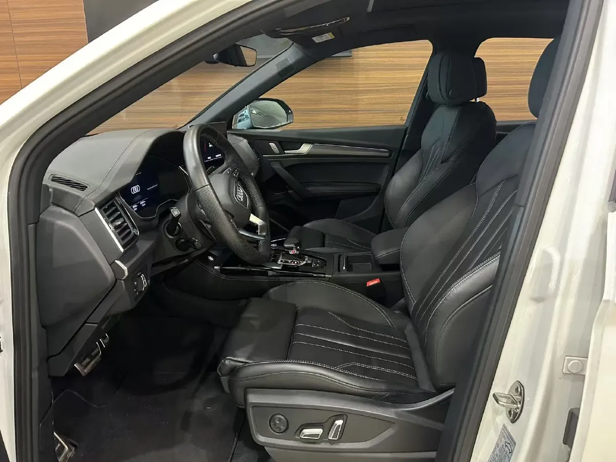 2023 Audi Q5L 2.0T 245HP L4 7DCT,autocango,china used car exporter,china ev exporter,chinese used car exporter,chinese used ev exporter