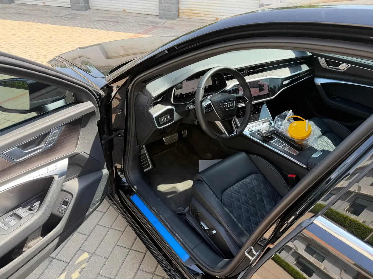 2025 Audi A6L 2.0T 245HP L4 7DCT,autocango,china used car exporter,china ev exporter,chinese used car exporter,chinese used ev exporter