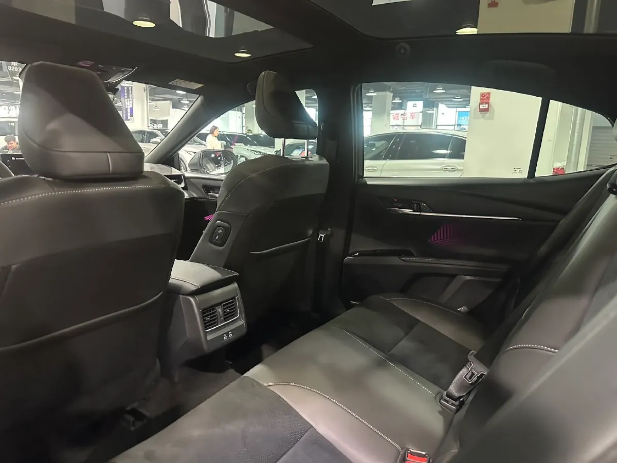 2025 Toyota Camry 2.5L 185HP L4 E-CVT Hybrid,autocango,china used car exporter,china ev exporter,chinese used car exporter,chinese used ev exporter