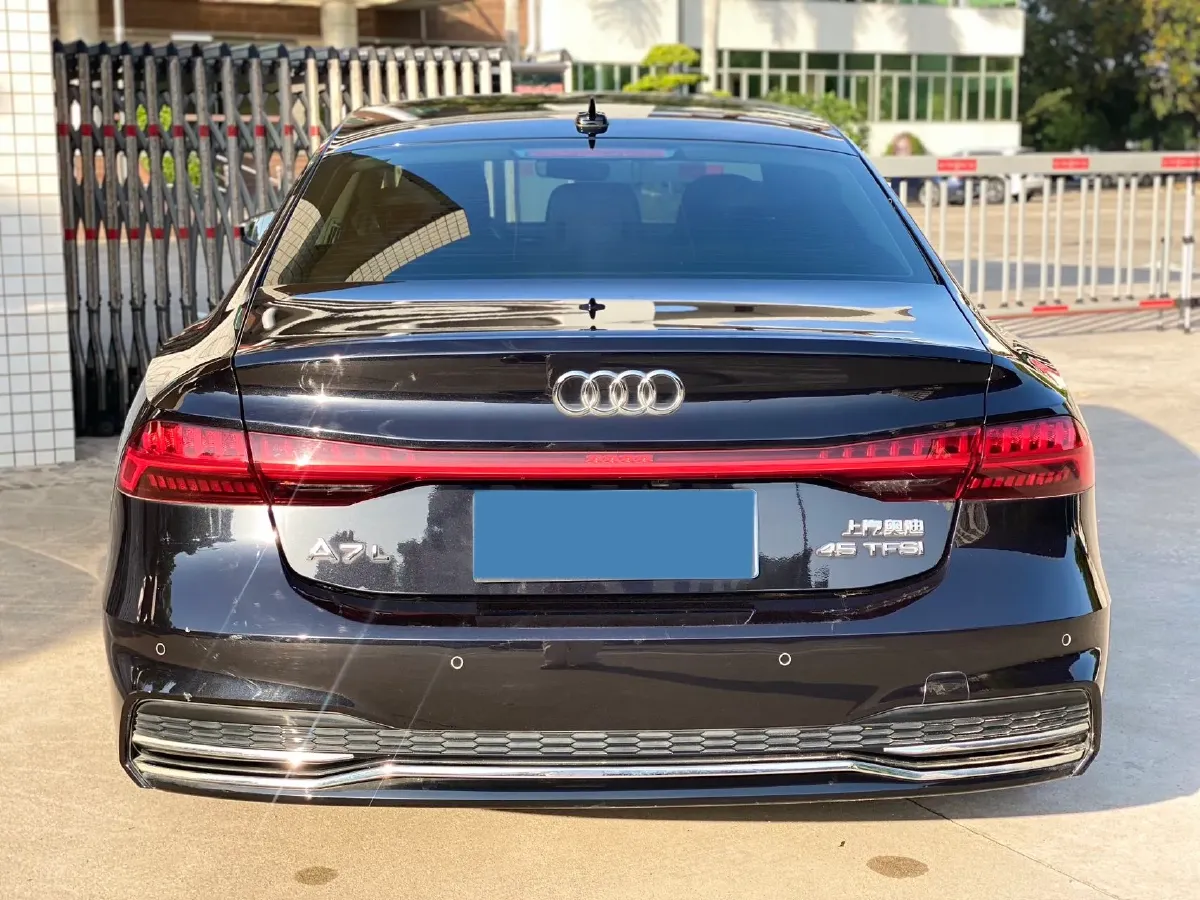 2024 Audi A7L 2.0T 245HP L4 7DCT,autocango,china used car exporter,china ev exporter,chinese used car exporter,chinese used ev exporter